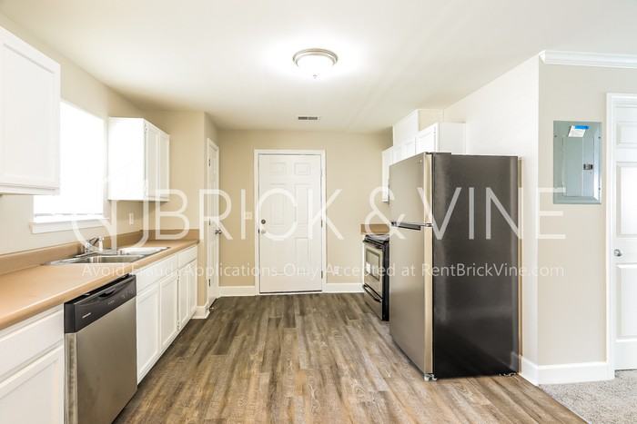 210 Lamplighter Ln - Photo 3 of 19