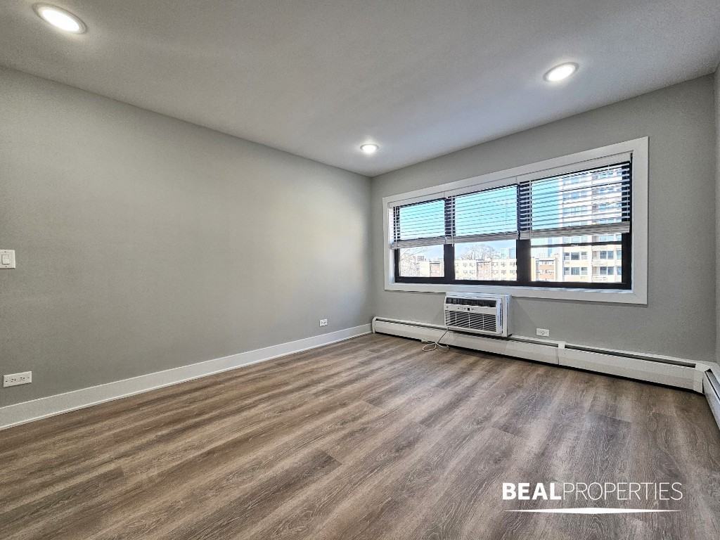 555 W Stratford Pl #503 - Photo 2 of 11