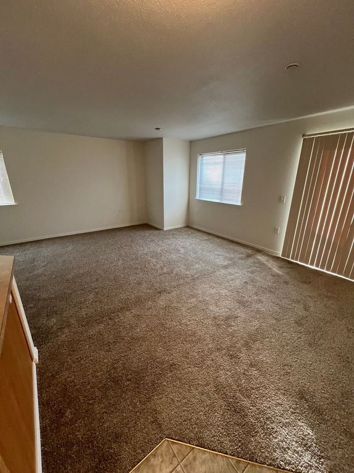 Ellendale Manor Apartments - Photo 2 of 10