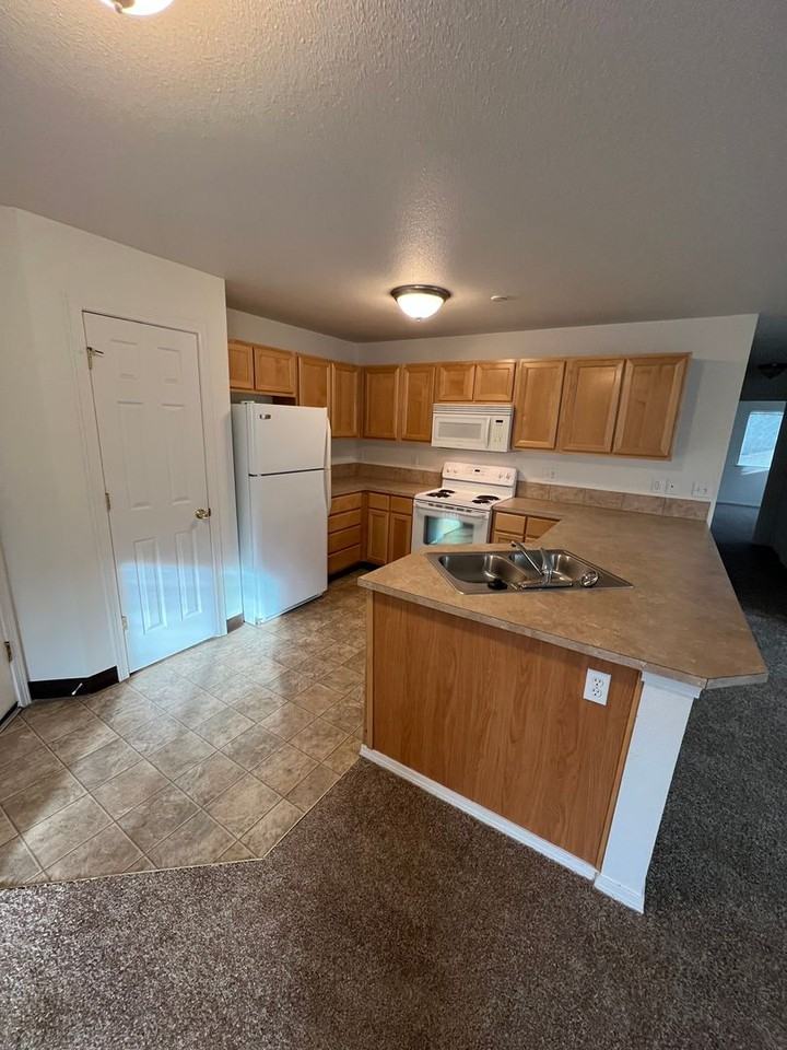 Ellendale Manor Apartments - Photo 3 of 10