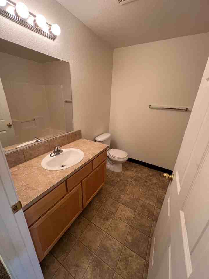 Ellendale Manor Apartments - Photo 6 of 10