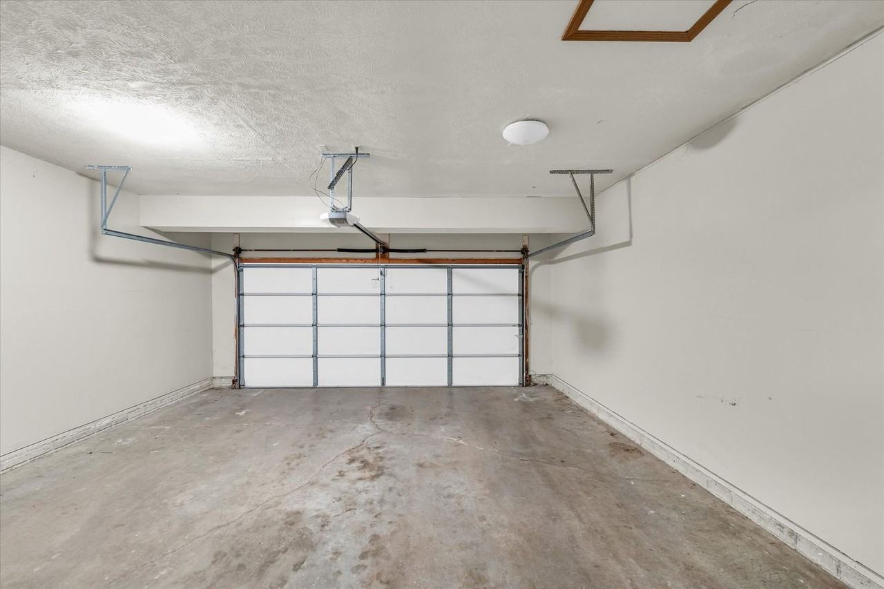 8 Christopher Way - Photo 2 of 23