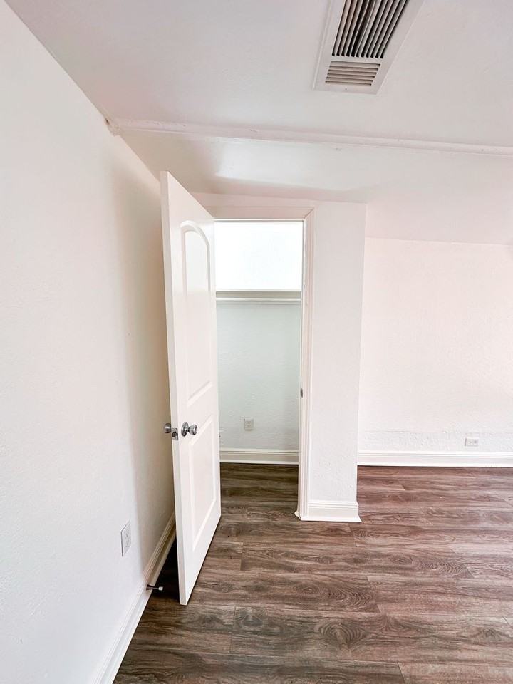 690 Avenue E - Photo 6 of 32