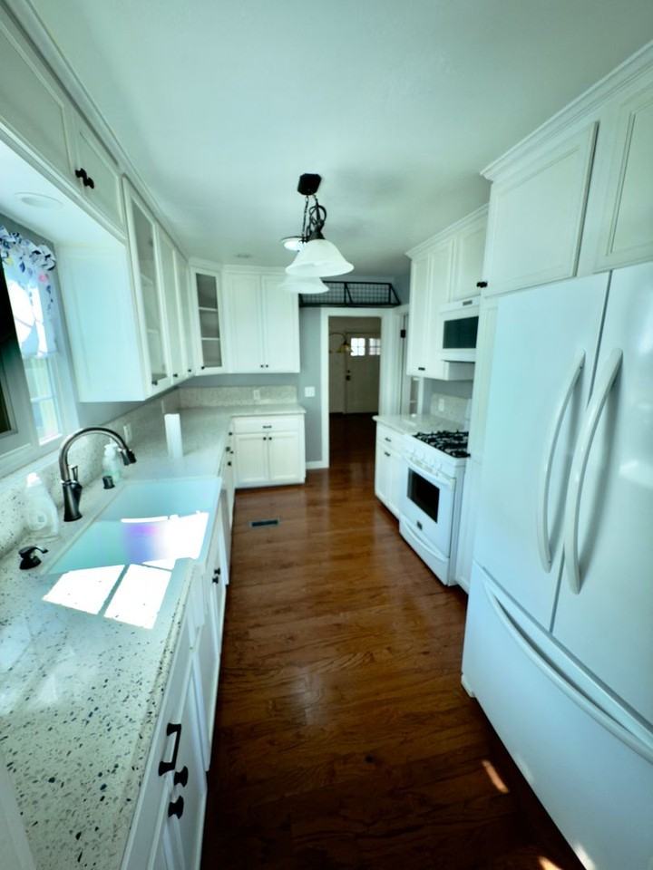 3893 Rosewood Pl - Photo 3 of 10