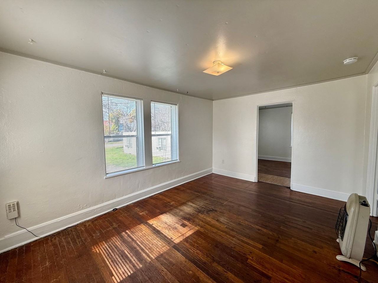 5007 Avenue G - Photo 2 of 9