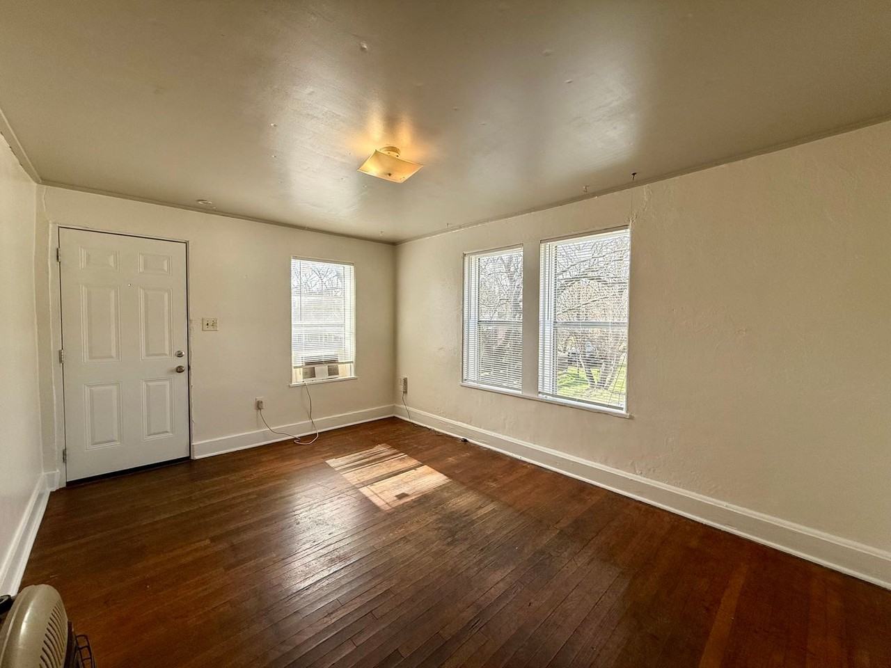 5007 Avenue G - Photo 3 of 9