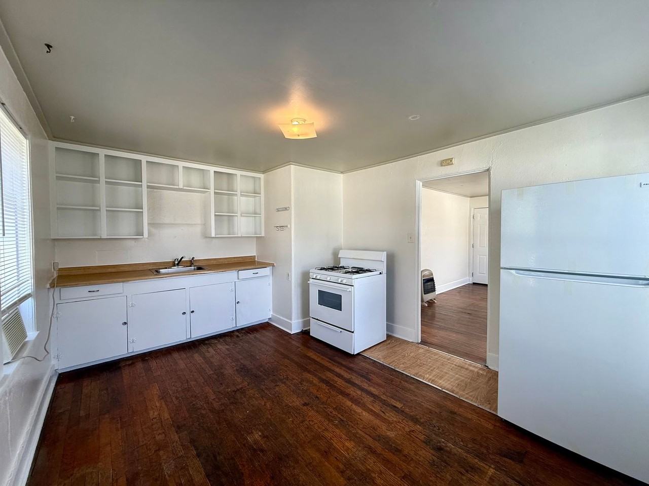 5007 Avenue G - Photo 4 of 9