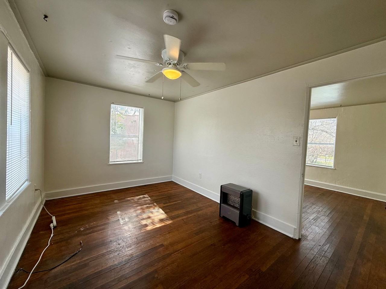 5007 Avenue G - Photo 6 of 9