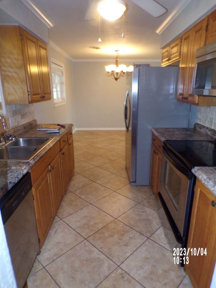501 Nw 61st St - Photo 4 of 16