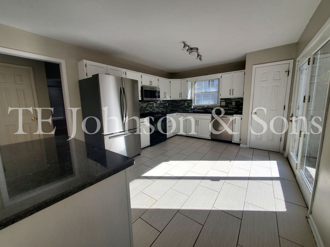 4826 Tiffany Ave - Photo 5 of 16