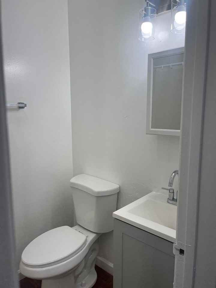 850 Victor Ave - Photo 3 of 10