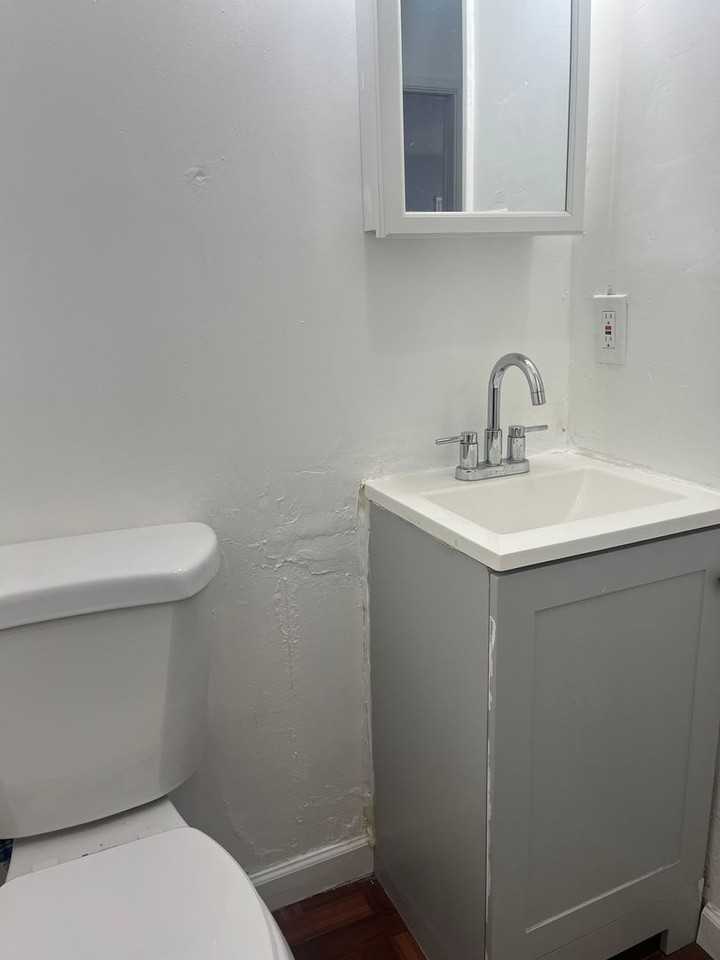 850 Victor Ave - Photo 4 of 10