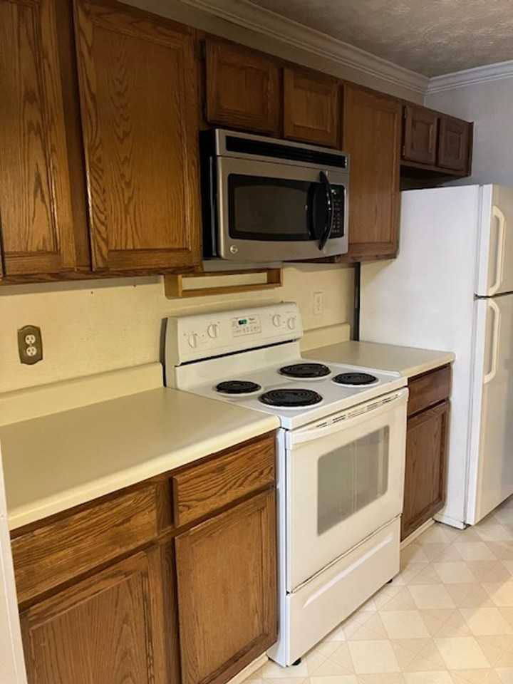 1422 Tuxworth Cir - Photo 2 of 26