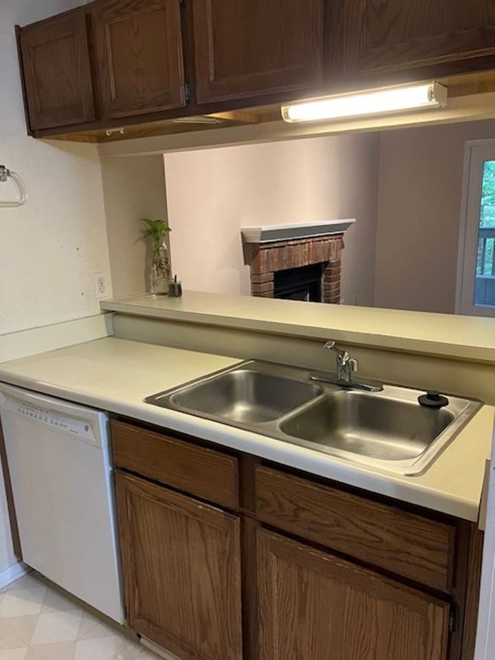 1422 Tuxworth Cir - Photo 3 of 26