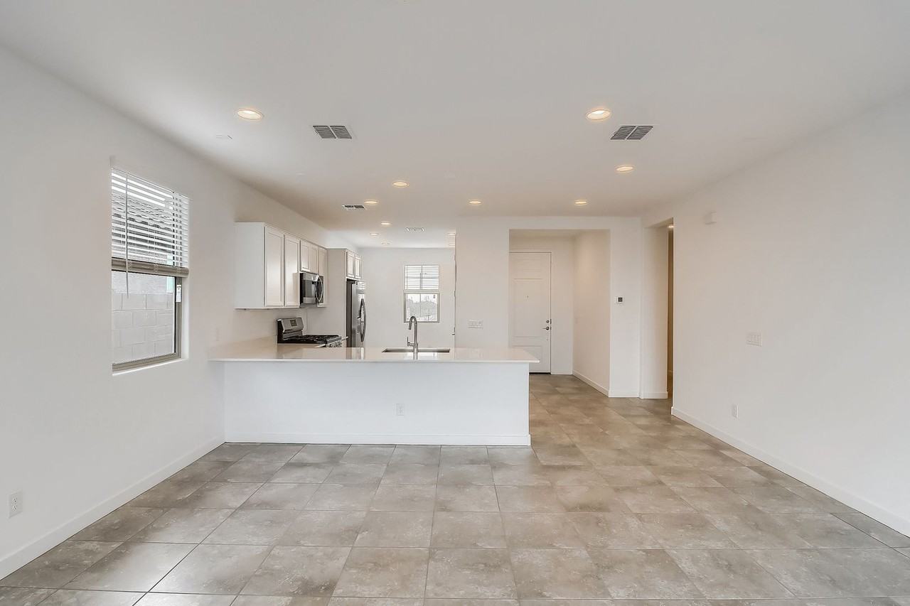 16894 W Evergreen Rd - Photo 5 of 19