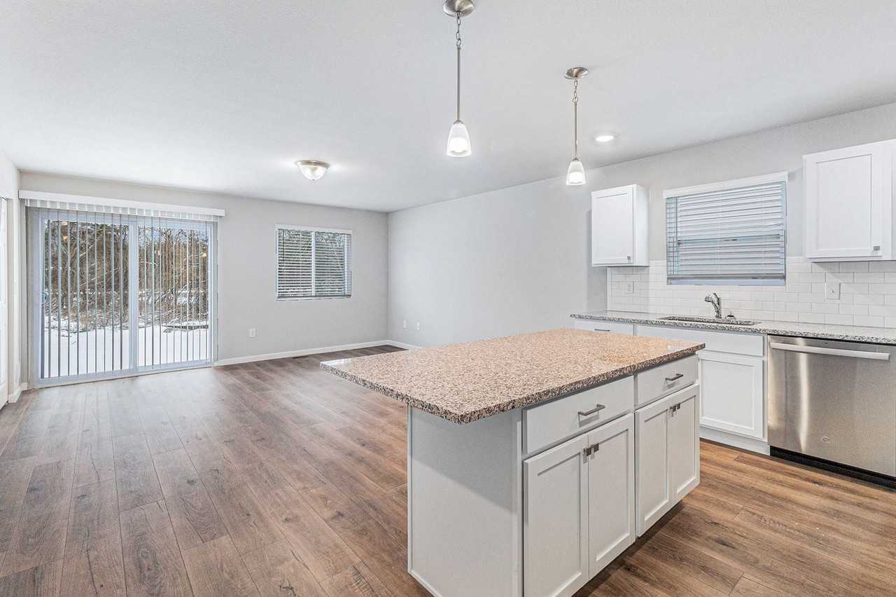 2220 Macatawa Ln - Photo 5 of 19