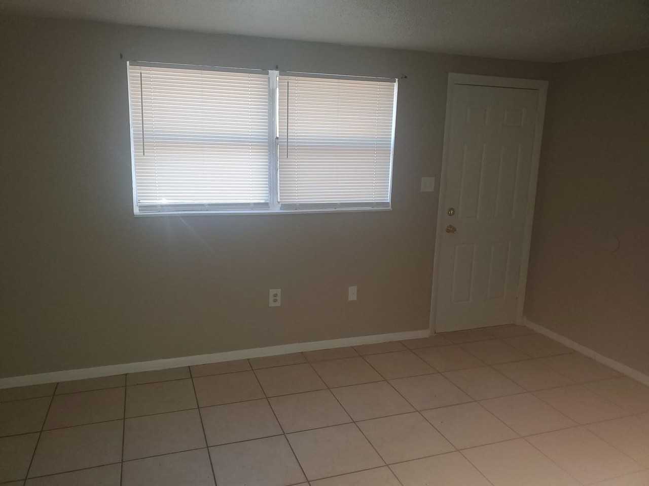 10113 N 11th St - Photo 2 of 8