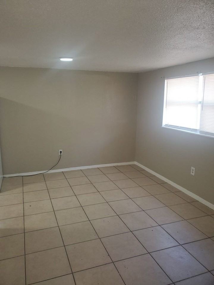 10113 N 11th St - Photo 3 of 8