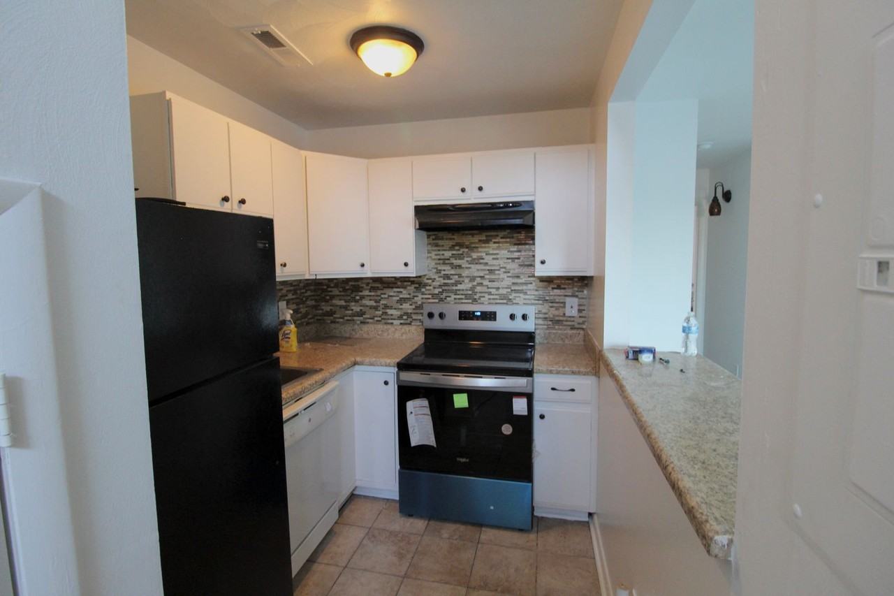 1380 Bradley Dr - Photo 2 of 9