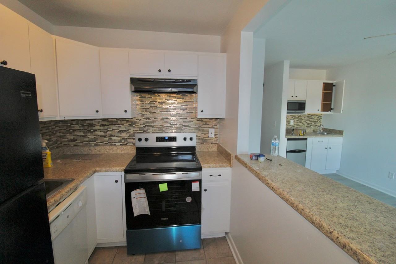 1380 Bradley Dr - Photo 3 of 9