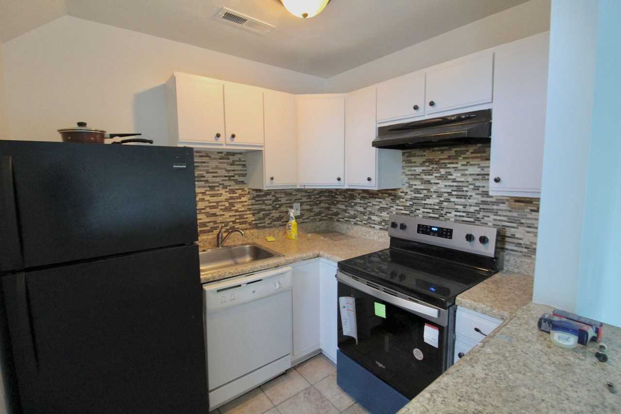 1380 Bradley Dr - Photo 4 of 9