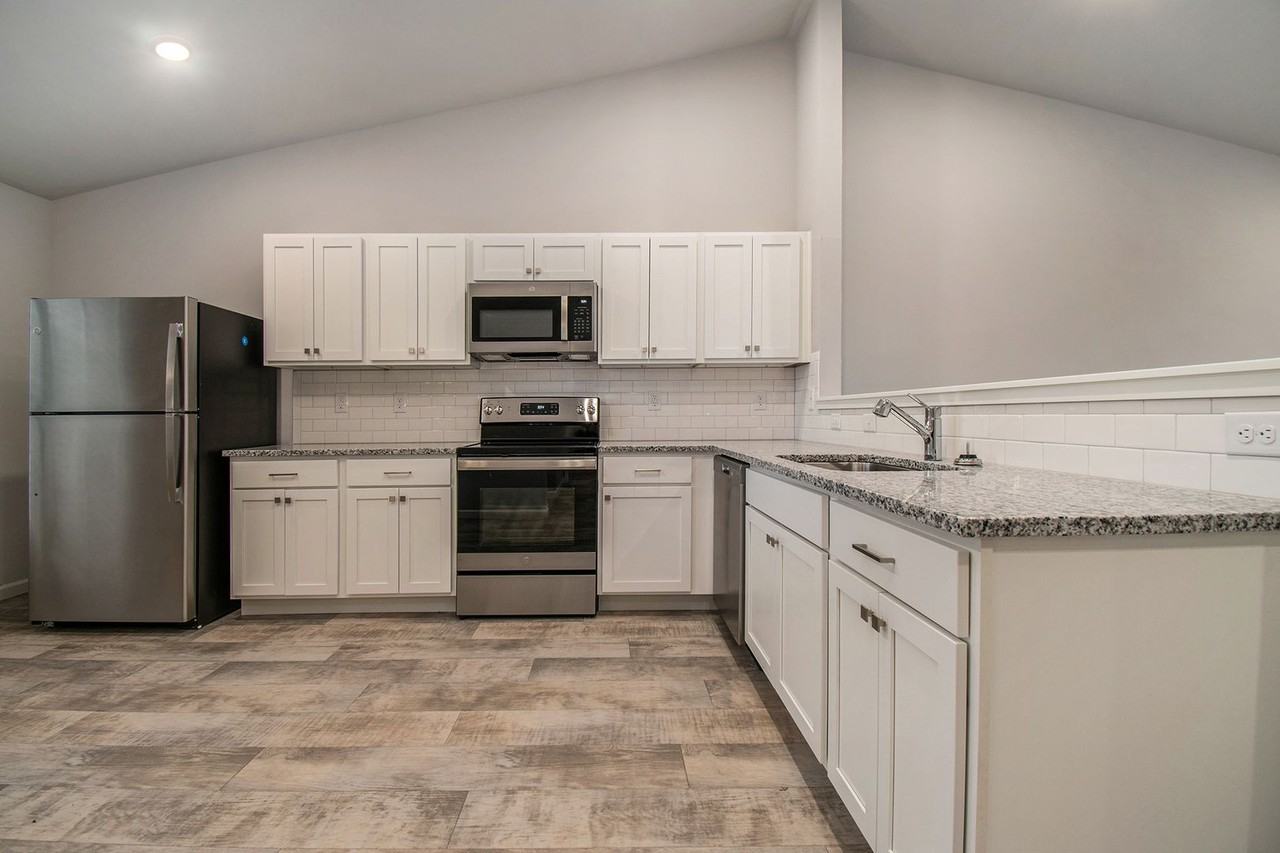 109 Mackenzie St - Photo 2 of 18