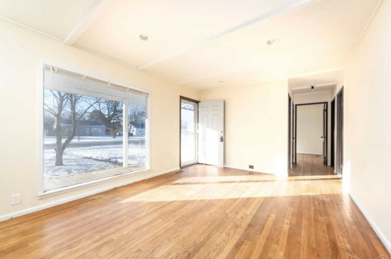 1105 E Saint Andrews Rd - Photo 3 of 11