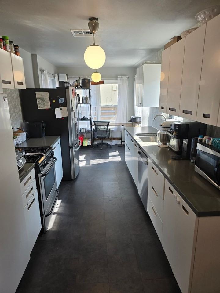 947 Hanover St - Photo 5 of 19