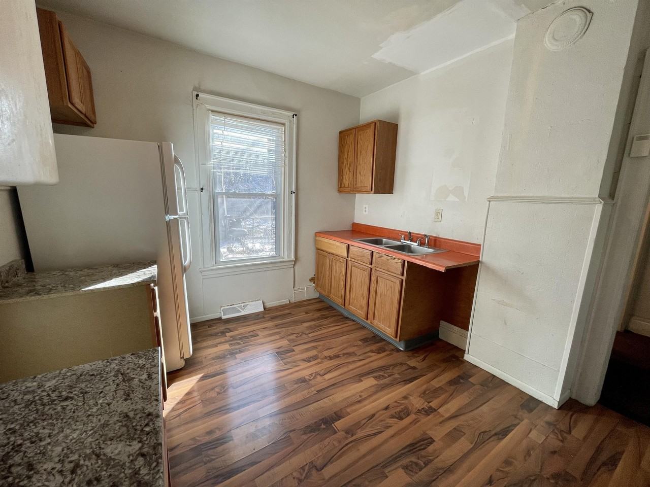 305 15th St - Photo 2 of 19