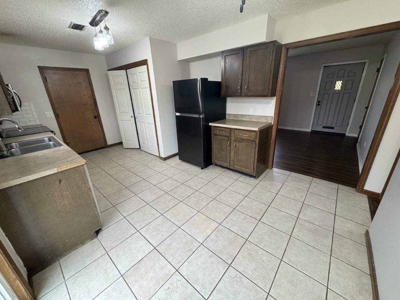 615 N Kessler St - Photo 3 of 6