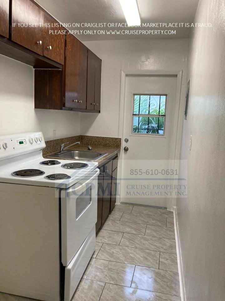 Affordable Downtown WPB 2/1 without the Downtown Price Steps Away From it ALL!! $995 Sec Dep special w/ app credit! - Photo 4 of 14