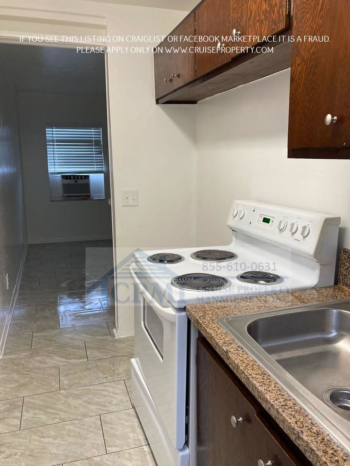 Affordable Downtown WPB 2/1 without the Downtown Price Steps Away From it ALL!! $995 Sec Dep special w/ app credit! - Photo 6 of 14