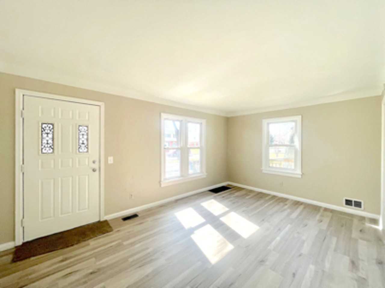 1901 Fredonia Ave - Photo 2 of 11