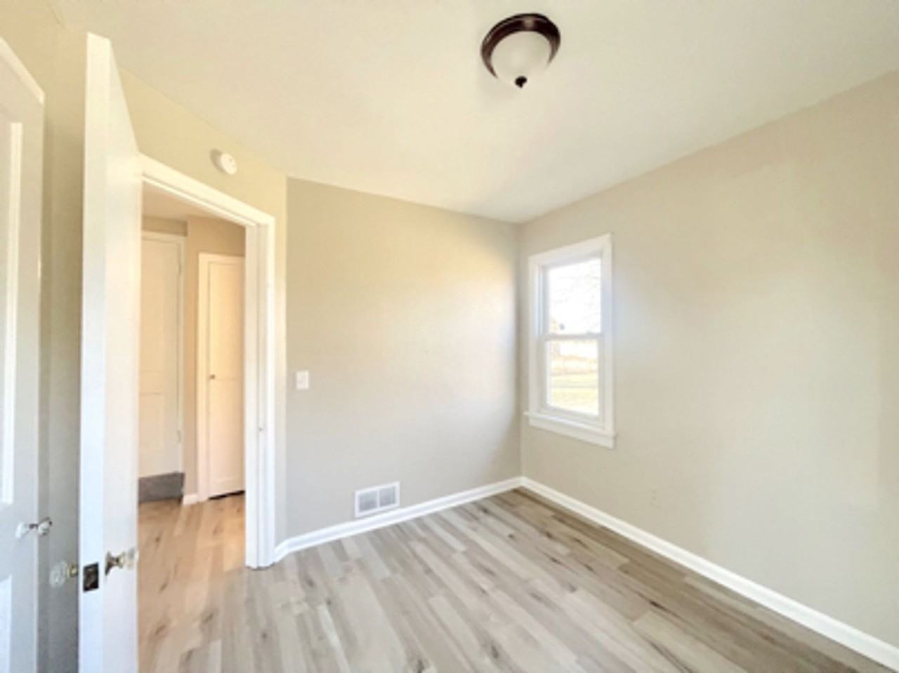 1901 Fredonia Ave - Photo 5 of 11