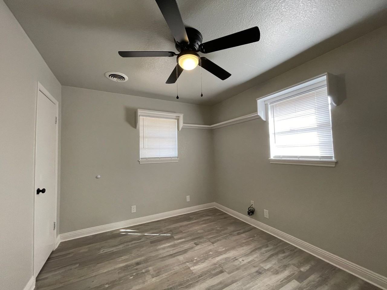 1501 S Avenue M - Photo 3 of 10