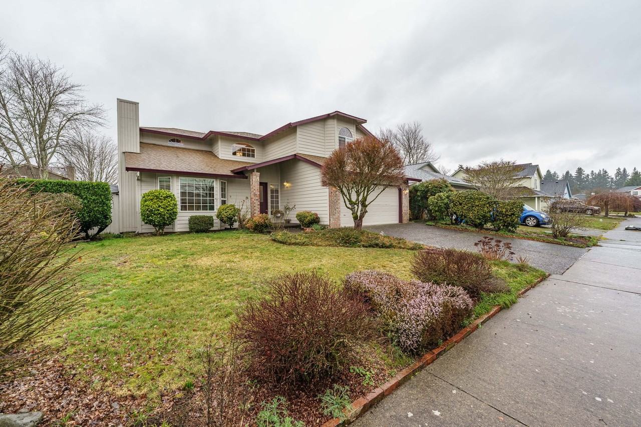 704 Ne 159th Ct - Photo 2 of 48