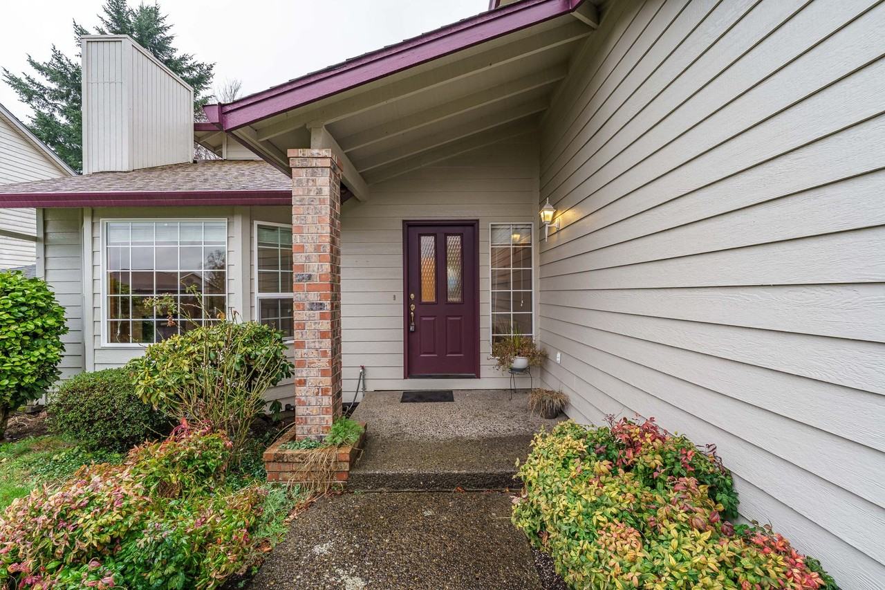 704 Ne 159th Ct - Photo 3 of 48