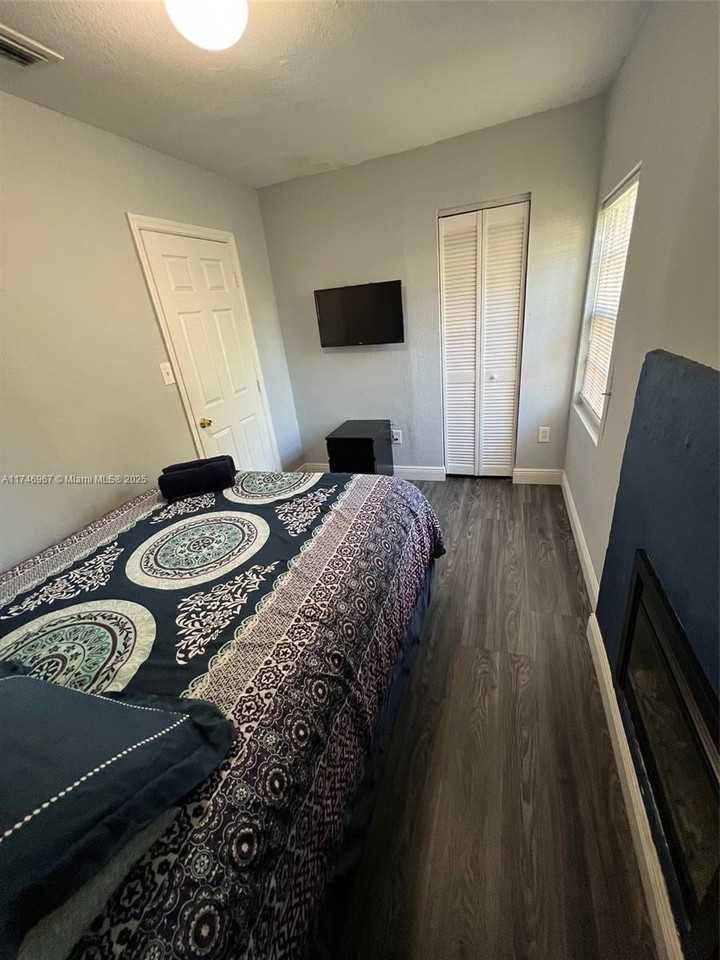 1337 Nw 26th St - Photo 6 of 16