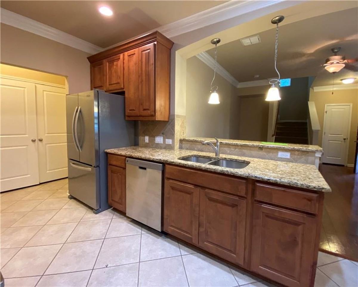 807 E 47th St - Photo 5 of 31