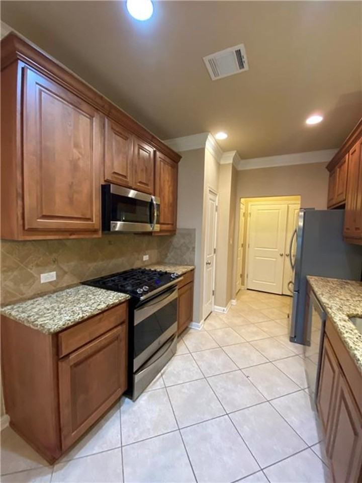 807 E 47th St - Photo 6 of 31