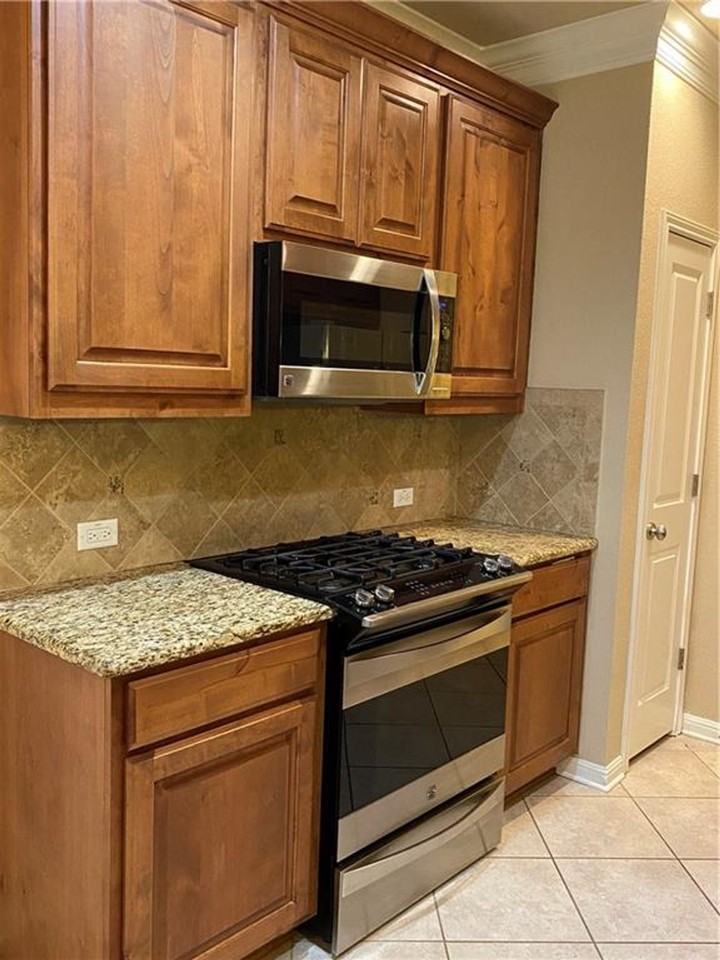 807 E 47th St - Photo 7 of 31