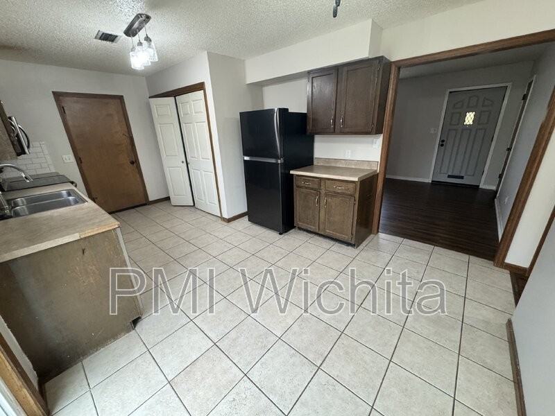 615 N Kessler St - Photo 3 of 6