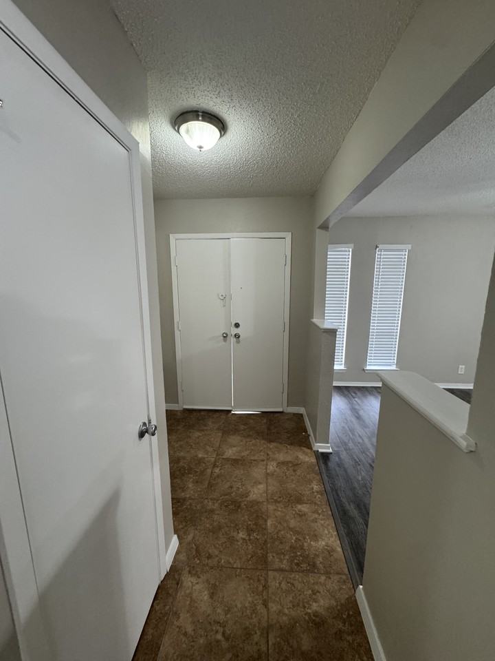 1144 Trailwood Dr - Photo 2 of 35