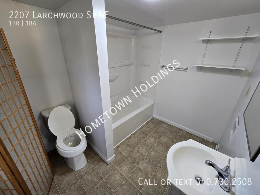 2207 Larchwood St Ne - Photo 3 of 4