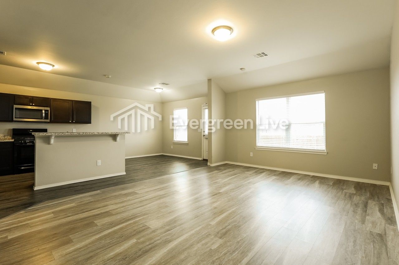 518 Crystal Ln - Photo 4 of 16