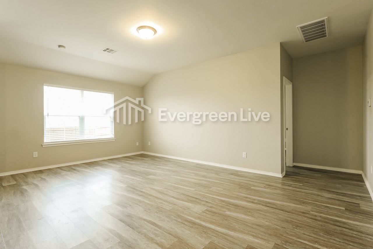 518 Crystal Ln - Photo 5 of 16