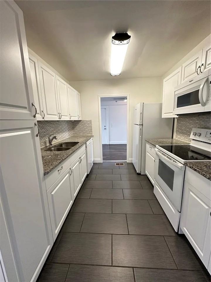 1320 W Smith St #NA - Photo 5 of 11