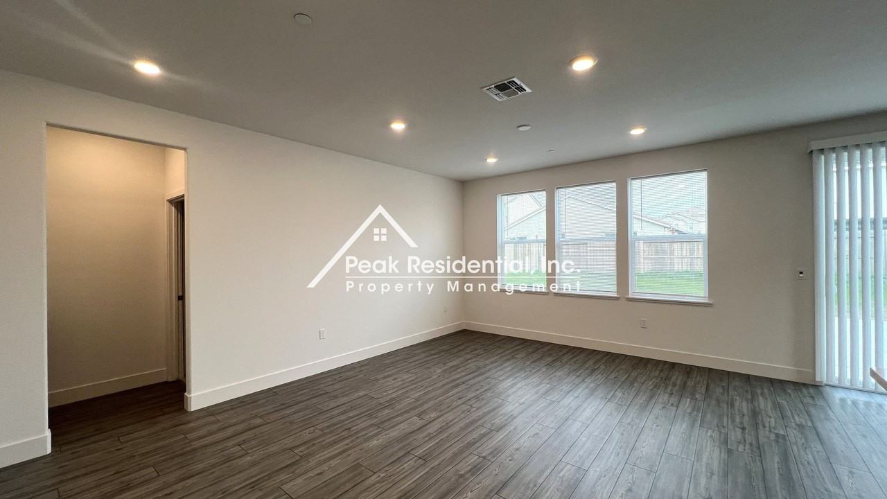 8349 Kyler Rd - Photo 7 of 40
