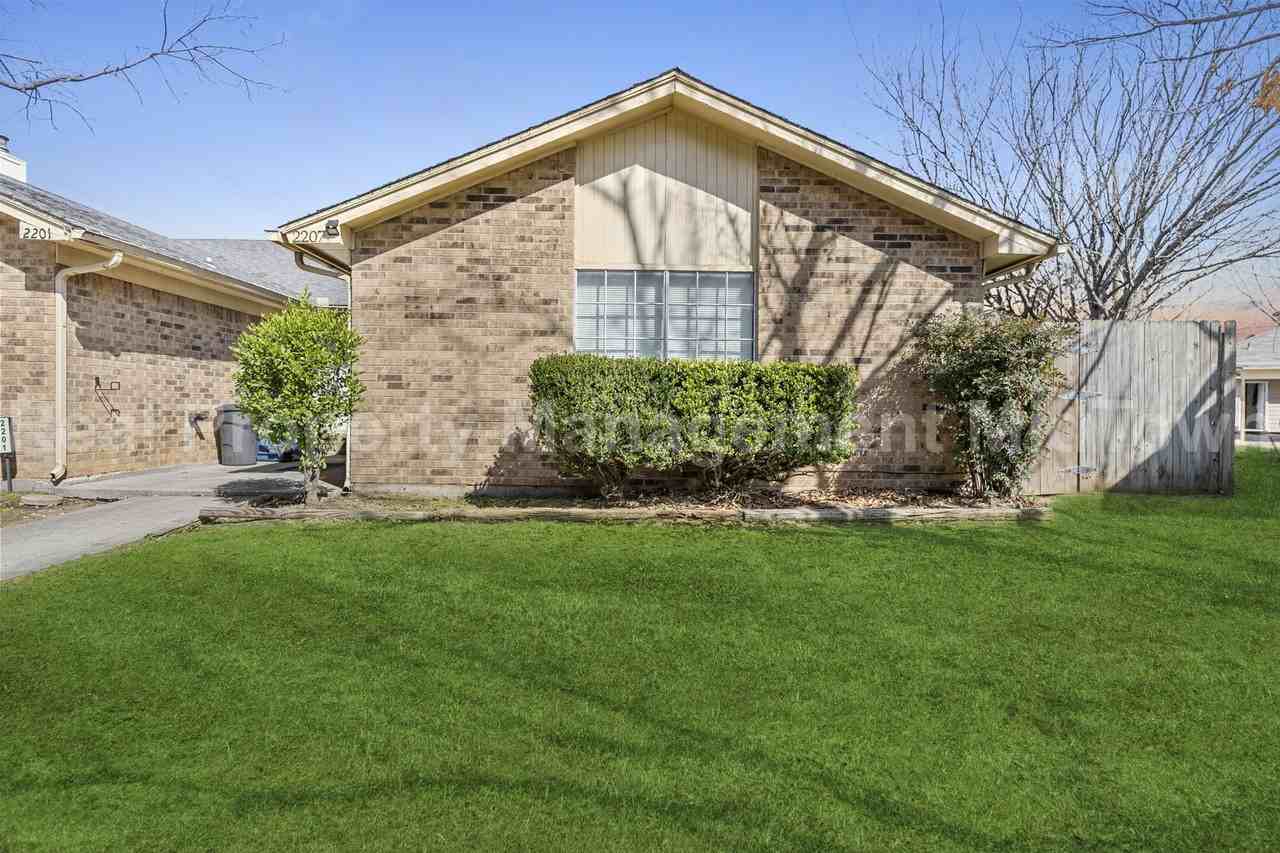 2207 Roman Ct - Photo 2 of 31