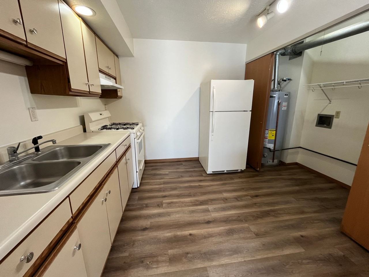 433 S Silverwood Ln #7 - Photo 3 of 7